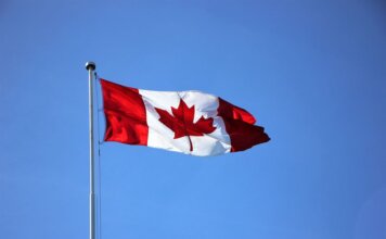 Канада выделит $96,8 млн на высокоскоростной интернет в Манитобе Canadian flag waving proudly against a clear blue sky in Victoria, BC.