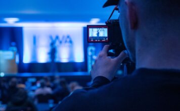 Прямая трансляция: «Тайгер-Кэтс» против «Стампидерс» на CFL+ Capturing a conference event with a focus on professional videography services.