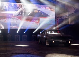 Полиция Халтона арестовала банду автоугонщиков из Квебека Classic muscle car illuminated by stage lights in a nostalgic indoor venue.