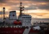 Канадская береговая охрана представит новый спасательный катер Close-up of a Canadian Coast Guard ship docked at sunset, showcasing maritime details.
