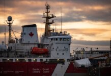Канадская береговая охрана представит новый спасательный катер Close-up of a Canadian Coast Guard ship docked at sunset, showcasing maritime details.