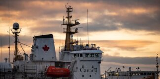 Канадская береговая охрана ввела в строй судно Cascumpec Bay Close-up of a Canadian Coast Guard ship docked at sunset, showcasing maritime details.