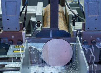 Оттава инвестирует $25 млн в расширение производства стали в Квебеке Close-up of an industrial machine cutting a metal rod with precision.