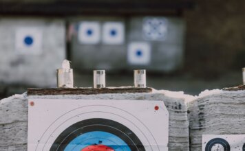 Канада вводит ответные пошлины и поддержку бизнеса из-за тарифов США Close-up of archery targets and steel cans used for target practice at an outdoor range.