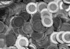 Канада публикует проект правил против мошенничества в банковской сфере Close-up of Canadian coins in a monochrome color scheme, depicting wealth and currency.