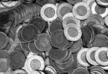 Канада публикует проект правил против мошенничества в банковской сфере Close-up of Canadian coins in a monochrome color scheme, depicting wealth and currency.