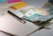 Пуалевр обвиняет Карни в росте инфляции и цен на продукты Close-up of Polish Zloty banknotes on an open notebook with a pen, symbolizing finance and budgeting.