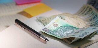 Пуалевр обвиняет Карни в росте инфляции и цен на продукты Close-up of Polish Zloty banknotes on an open notebook with a pen, symbolizing finance and budgeting.