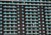 Консерваторы критикуют либералов за повторные обещания по жилью Close-up view of a modern apartment building facade with balconies in Montreal, Canada.