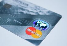 WhatsApp усилил защиту аккаунтов: пароли вместо PIN и контекст звонков Detail shot of a MasterCard credit card, showing the chip and logo.