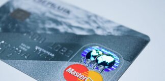 WhatsApp усилил защиту аккаунтов: пароли вместо PIN и контекст звонков Detail shot of a MasterCard credit card, showing the chip and logo.