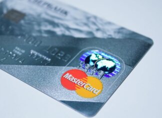 WhatsApp усилил защиту аккаунтов: пароли вместо PIN и контекст звонков Detail shot of a MasterCard credit card, showing the chip and logo.
