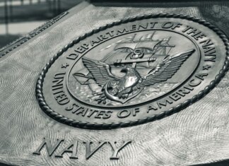 В Валькартье открылся новый исследовательский комплекс обороны Detailed view of the United States Navy emblem on a monument in Washington D.C., showcasing naval heritage.