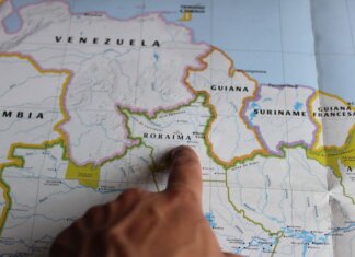Министры иммиграции обсудили устойчивые уровни въезда в Канаду Discover Roraima, Brazil with a finger pointing on a detailed map.