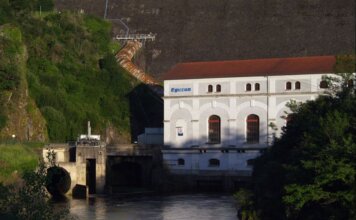 В Дельте построят энергоцентр для больницы за $24,4 млн Eguzon hydroelectric plant by a river during sunset, surrounded by lush greenery.