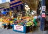 ОЭСР: канадцы столкнулись с самой высокой инфляцией на продукты в G7 Explore a bustling street market in Quebec City showcasing fresh fruits and vegetables.
