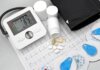 Health Canada одобрило 15 новых препаратов и 481 медицинское устройство Flat lay of blood pressure monitor, pills, and ECG printout for heart health theme.