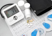 Health Canada одобрило 15 новых препаратов и 481 медицинское устройство Flat lay of blood pressure monitor, pills, and ECG printout for heart health theme.