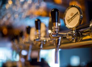 «Мейпл Лифс» проведут вечеринку просмотра драфта НХЛ в Scotiabank Arena Focused image of a shiny beer tap in a stylish bar with a blurred background.