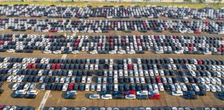 Полиция Лондона предъявила 74 обвинения за опасное вождение From above of rows with many contemporary different expensive automobiles on asphalt in daytime