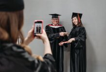 Студентка из Онтарио получила награду Канадского зала медицинской славы Graduates celebrating achievement in cap and gown, capturing memories.
