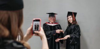 Студентка из Онтарио получила награду Канадского зала медицинской славы Graduates celebrating achievement in cap and gown, capturing memories.