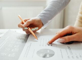 Операция Keystone: в Броке арестованы 12 человек по обвинению в наркоторговле Hands holding a pencil, analyzing charts and data sheets, suggesting teamwork in an office setting.
