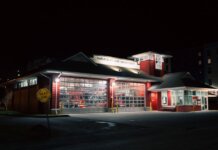 Четыре человека погибли в ДТП с возгоранием в Калгари Illuminated Gatlinburg Fire Department building at night with a dead-end sign visible.