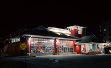 Четыре человека погибли в ДТП с возгоранием в Калгари Illuminated Gatlinburg Fire Department building at night with a dead-end sign visible.