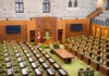 Канада объявит новые шаги политики «Покупай канадское» Interior view of the Canadian House of Commons with green seating and wooden decor.