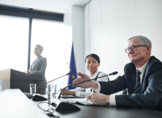 Министр Эванс объявит о расширении услуг для жителей Лабрадора Panelists at an EU conference discussing law and diplomacy.