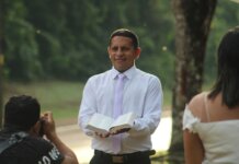 Министр Ананд посетит Бенин и Кот-д’Ивуар для укрепления партнёрства Pastor conducts a ceremony outdoors holding an open book with wedding participants.