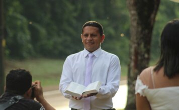 Министр Ананд посетит Бенин и Кот-д’Ивуар для укрепления партнёрства Pastor conducts a ceremony outdoors holding an open book with wedding participants.