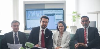 Министр финансов обсудил с провинциями ответ Канады на тарифы США Professional team in corporate attire ready for a meeting, engaged in discussion.