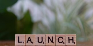 Meta запускает школу стартапов для ускорения роста молодых компаний Scrabble tiles spelling 'launch' reflecting entrepreneurship and innovation.