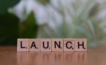 Meta запускает школу стартапов для ускорения роста молодых компаний Scrabble tiles spelling 'launch' reflecting entrepreneurship and innovation.