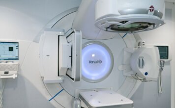 Манитоба инвестирует $48,2 млн в подготовку медицинских специалистов State-of-the-art radiation therapy machine used for cancer treatment in a medical facility.