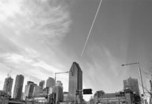 Сезон «Монреаль Канадиенс» 2025–26: год для истории Stunning black and white view of Montreal's skyline featuring tall skyscrapers and dynamic clouds.