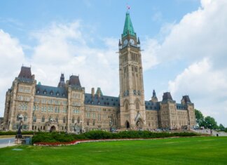 Канада инвестирует $30 млн в пятую фазу программы CanCode Stunning photo of Canada's Parliament Hill in Ottawa under a clear sky, showcasing Gothic Revival architecture.