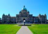 Ньюфаундленд инвестирует $4 млн в строительство космодрома Stunning view of the British Columbia Parliament Building with clear blue sky.