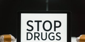 Канадская пограничная служба изъяла 86 кг наркотиков в ходе операции Tablet screen displaying anti-drug message surrounded by packaged substances, promoting awareness.