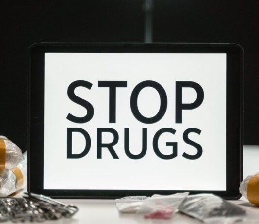 Канадская пограничная служба изъяла 86 кг наркотиков в ходе операции Tablet screen displaying anti-drug message surrounded by packaged substances, promoting awareness.