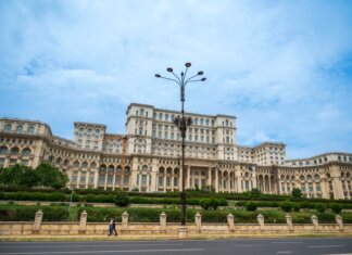 Правительство одобрило крупнейшую в истории Канады кредитную гарантию для коренных народов The grand Palace of the Parliament under a blue sky in Bucharest, Romania, showcasing neoclassical architecture.