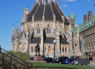 Канада подтвердила приверженность правам людей с инвалидностью в ООН The historic Parliamentary Library, part of Canada’s Parliament buildings in Ottawa, under clear blue skies.