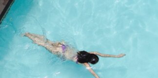 Саммер Макинтош завоевала золото на 400 м комплексом на Pan Pacific Top view of anonymous slim lady floating underwater in crystal clear blue water in swimming pool on resort