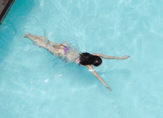 Саммер Макинтош завоевала золото на 400 м комплексом на Pan Pacific Top view of anonymous slim lady floating underwater in crystal clear blue water in swimming pool on resort