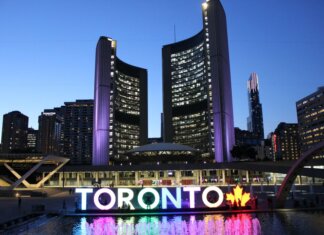 Канадская бригада НАТО в Латвии провела церемонию смены командования Toronto City Hall illuminated at twilight with colorful Toronto sign in the foreground.