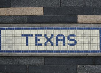 Meta поддерживает стандарты дата-центров губернатора Техаса Unique mosaic tile artwork spelling 'Texas' on a sidewalk in Houston, TX.