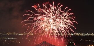 «Канадиенс» объявили о специальных матчах сезона 2026-27 Vibrant fireworks exploding over city skyline at night, showcasing a festive celebration.