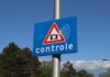 A blue road sign with a camera icon and 'controle' text indicates speed monitoring.